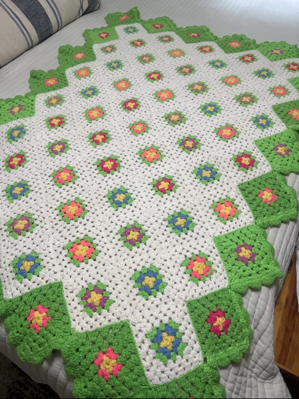 1970’s Hand crocheted Afghan White And Green Multicolored Flowers Scalloped Edge